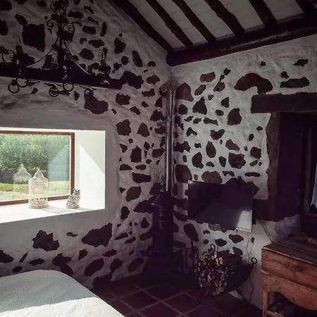 Adorable Near Da Vitoria With Fireplace 29 M² Semesterbostad Praia da Vitória